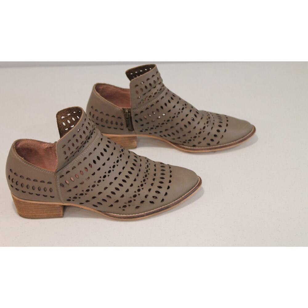 Seychelles Tame Me Leather Ankle Bootie Shoes Womens size 8 Taupe